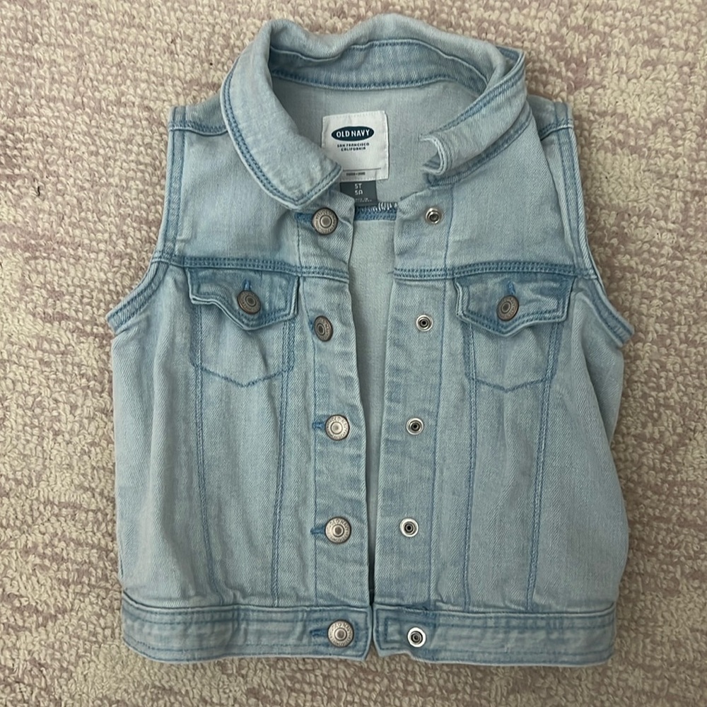 Old Navy Jean vest size 5T in excellent condition